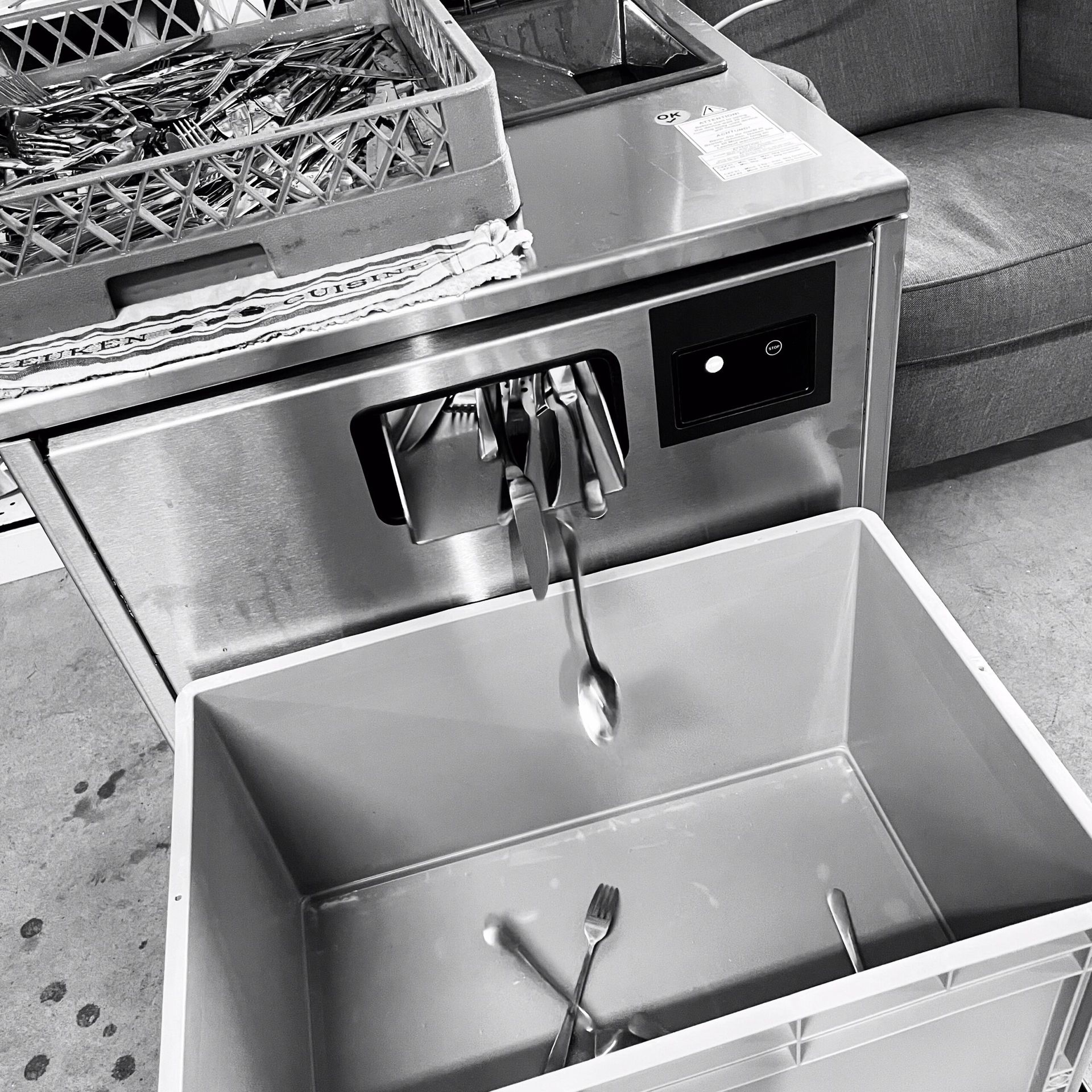 Les couverts, quant à eux, disposent d’une machine capable de les polir et les sécher parfaitement leur rendant à chaque fois leur éclat d’origine.