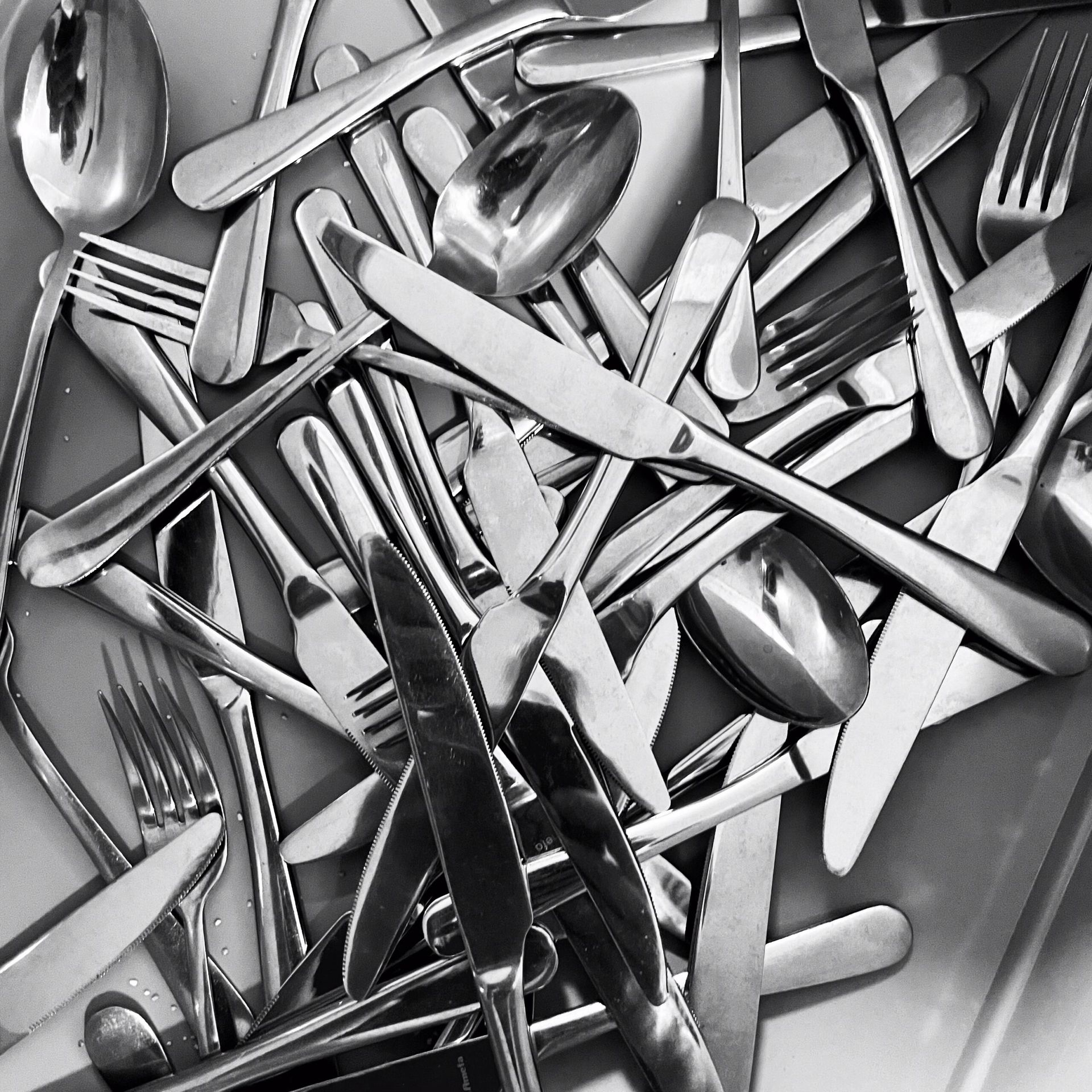 Les couverts, quant à eux, disposent d’une machine capable de les polir et les sécher parfaitement leur rendant à chaque fois leur éclat d’origine.