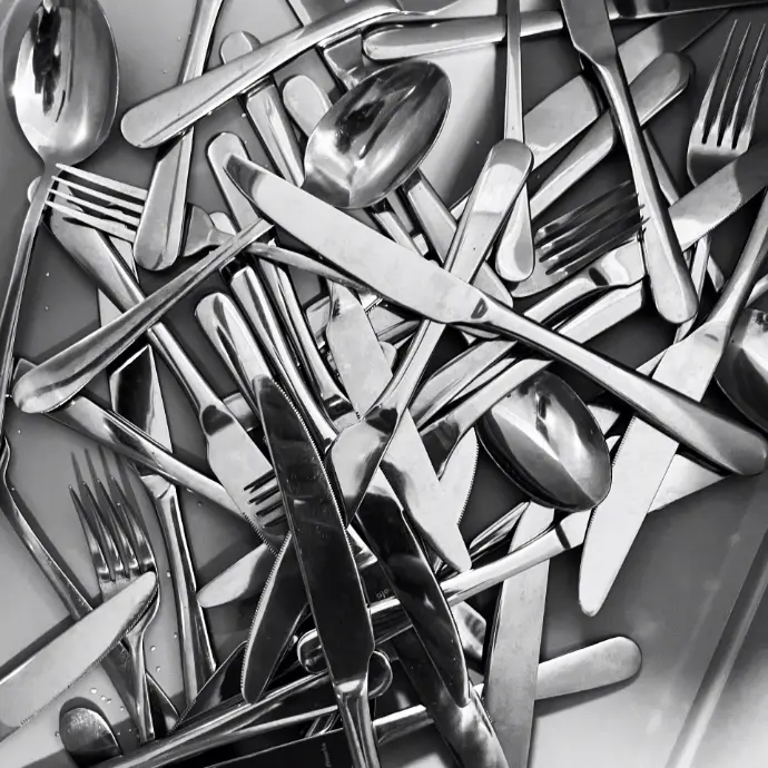 Les couverts, quant à eux, disposent d’une machine capable de les polir et les sécher parfaitement leur rendant à chaque fois leur éclat d’origine.