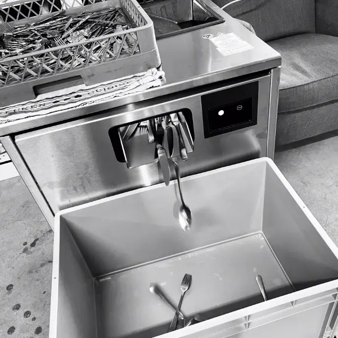 Les couverts, quant à eux, disposent d’une machine capable de les polir et les sécher parfaitement leur rendant à chaque fois leur éclat d’origine.