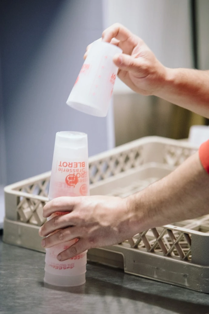 Nous proposons aux propriétaires de gobelets réutilisables, un service de lavage de leurs gobelets.
